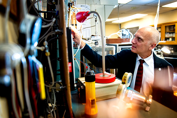 yiannis-levendis in his lab